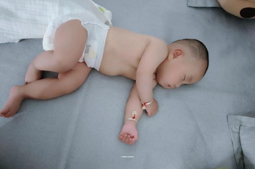 龙海三个月宝宝抬头不稳